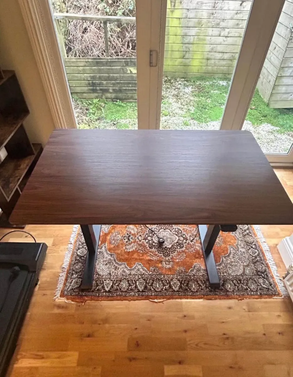 Modern ergonomic desk with adjustable height - Image 1