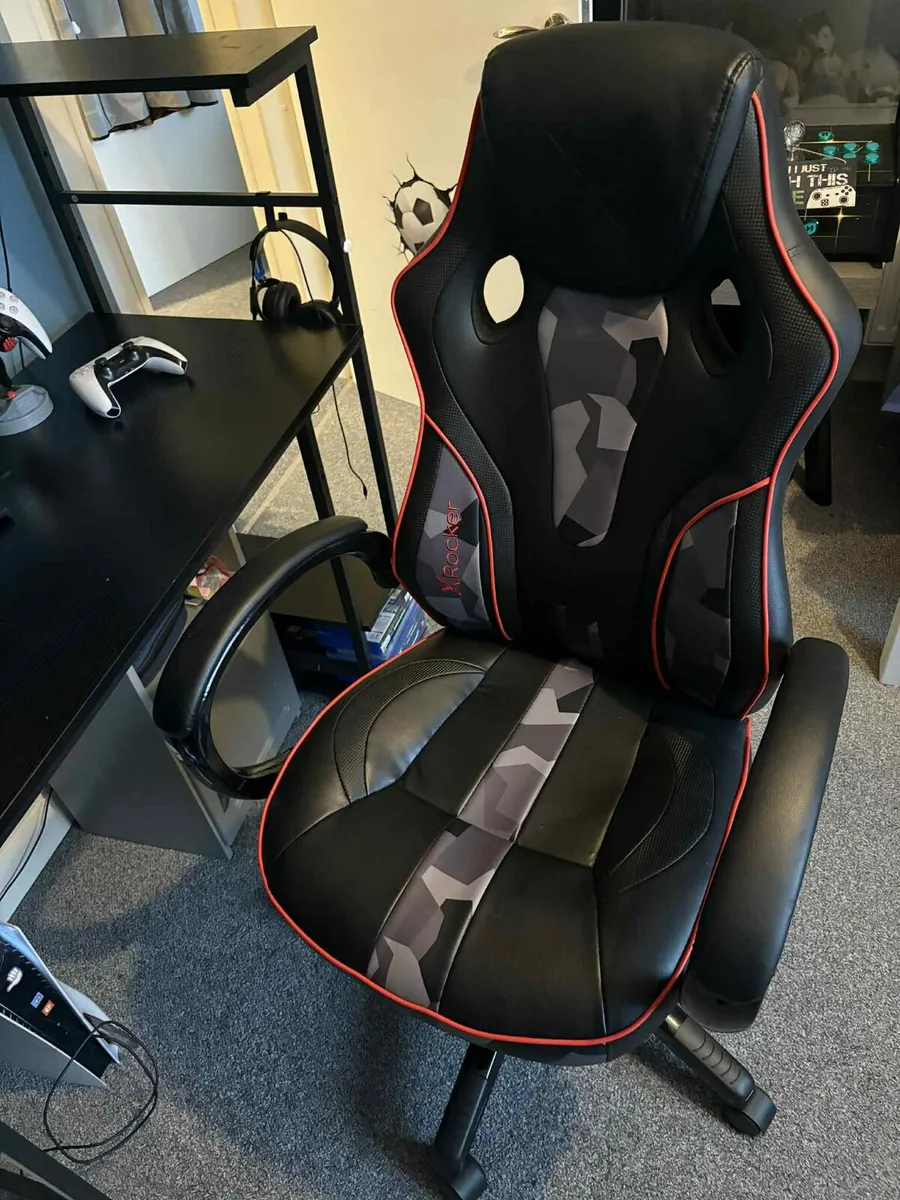 Gaming chair and desk - Image 1