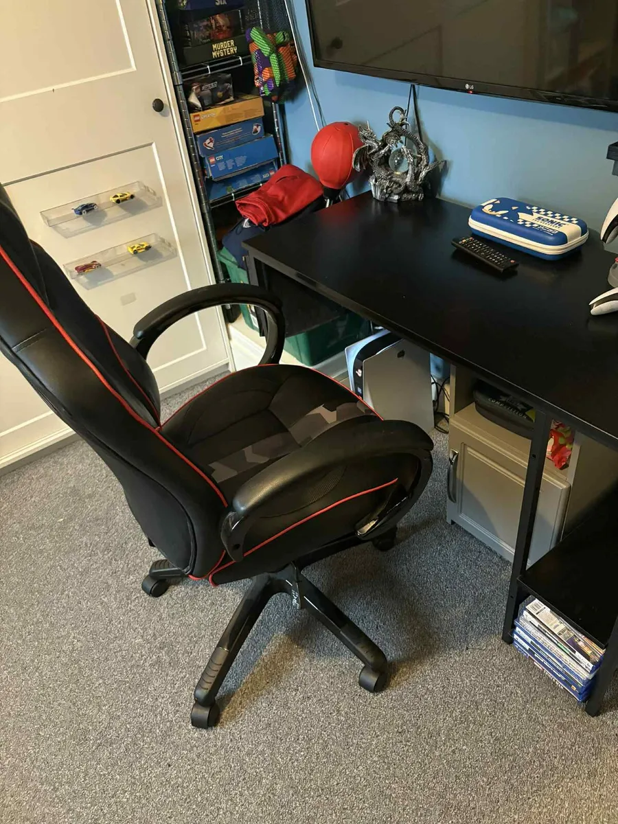 Gaming chair and desk - Image 3