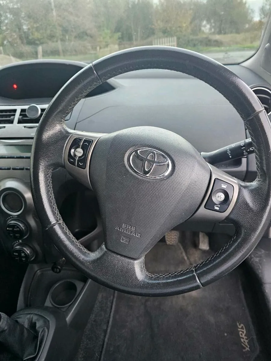 09 Toyota Yaris - Image 4