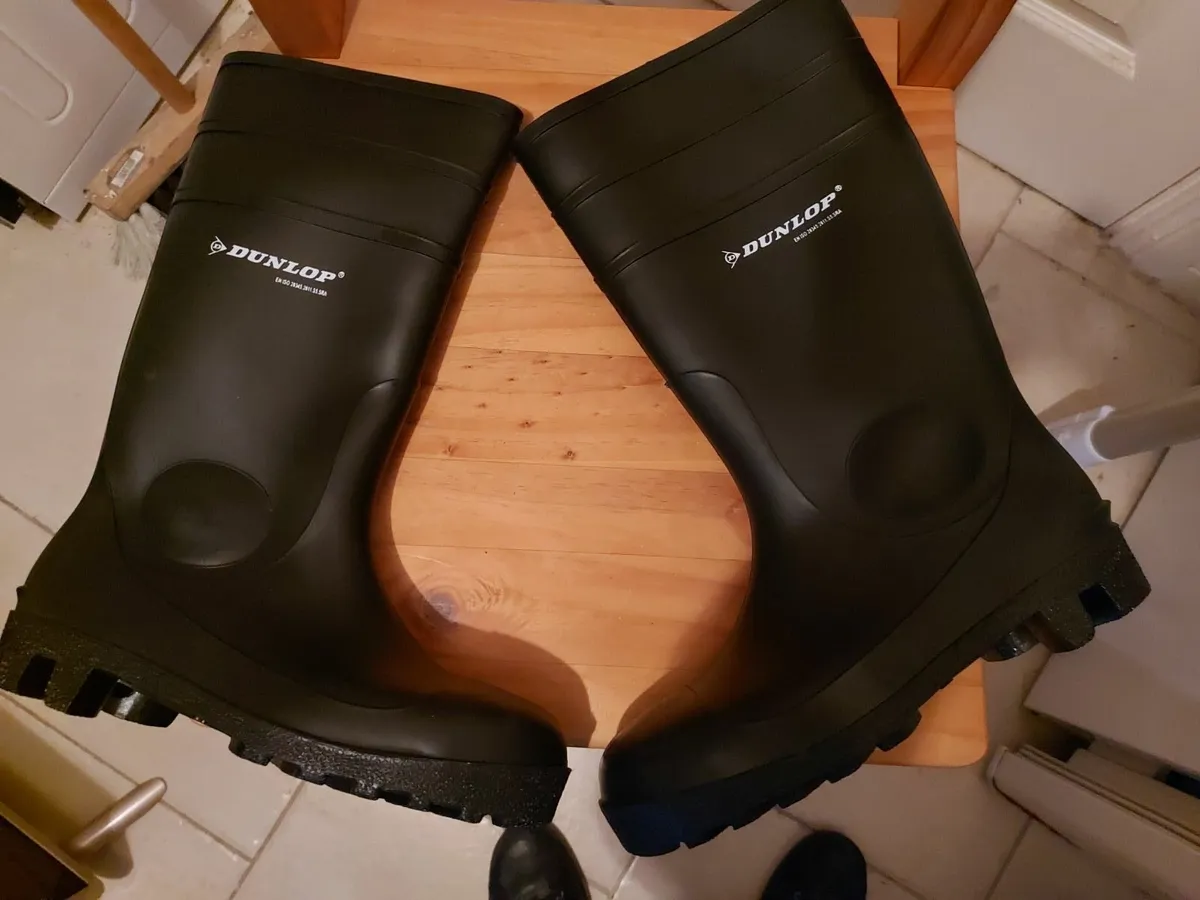 BRAND NEW  Dunlop Wellingtons,  Size 8 - Image 1