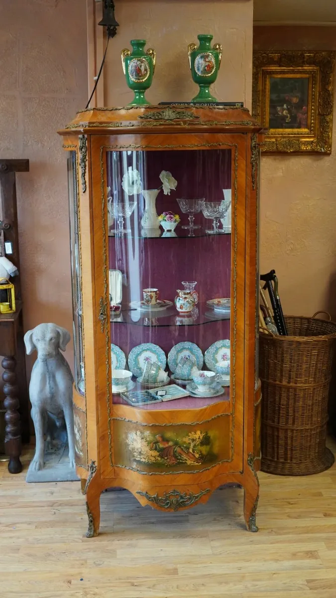 Elegant French Curved Glass Display Cabinet - Image 1