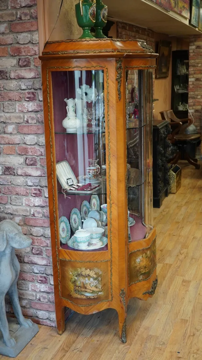 Elegant French Curved Glass Display Cabinet - Image 2