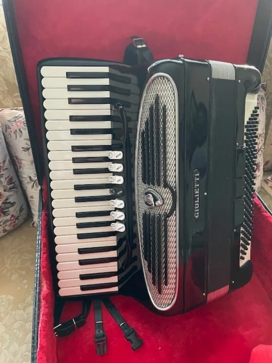 GIULIETTI 120 BASS PIANO ACCORDION
