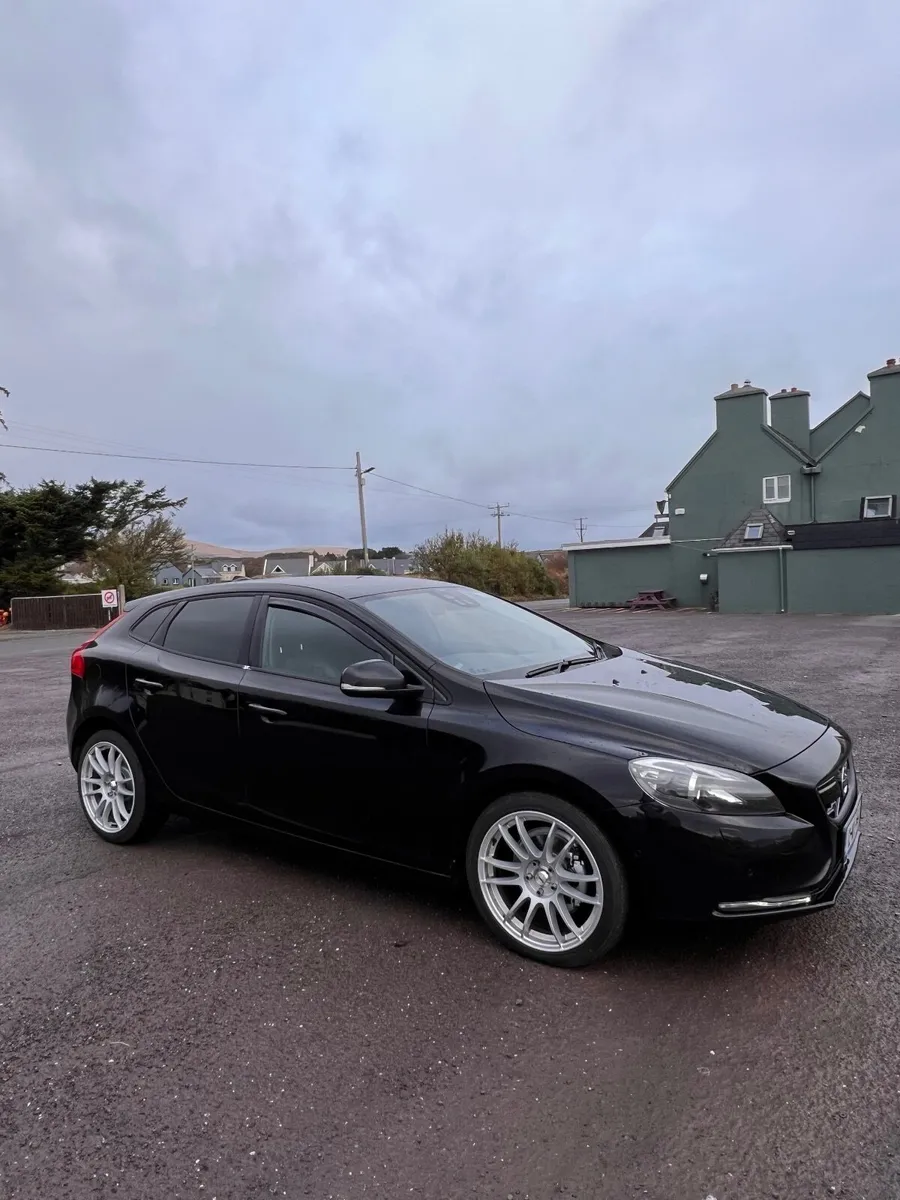 Volvo V40 2012 - Image 2