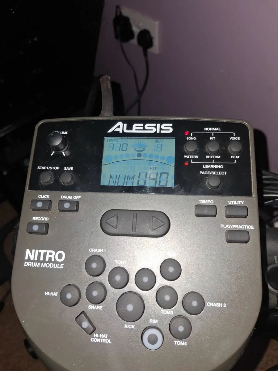 Electronic drum kit + Amplifier + headphones - Image 4