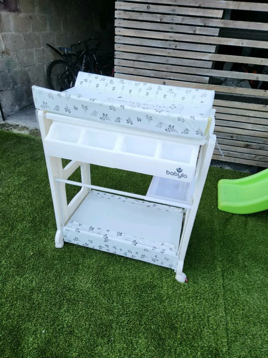 Baby changing table - Image 1