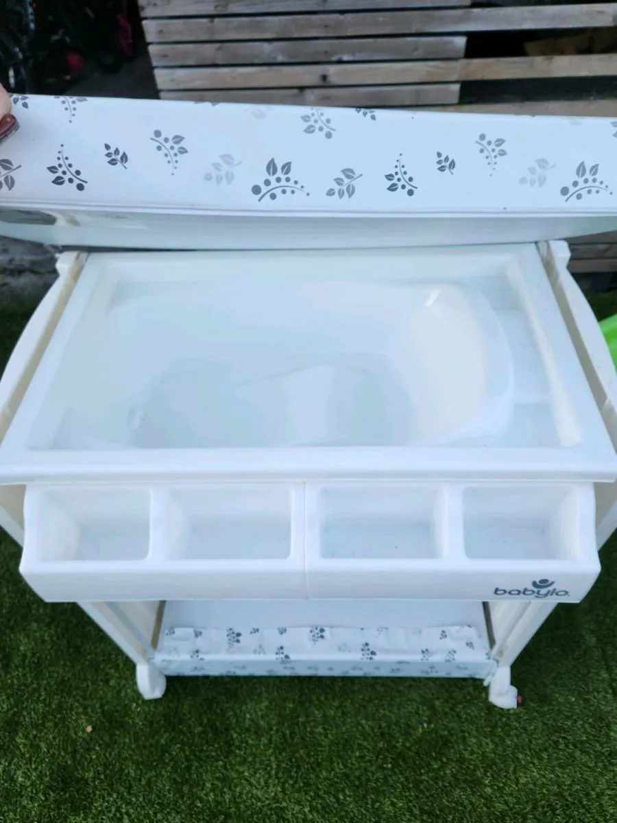 Baby changing table - Image 2