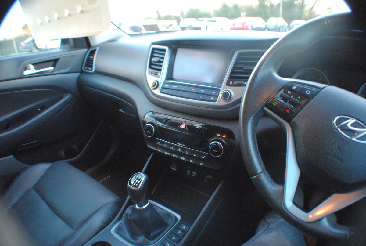 Hyundai Tucson 2016 1.7D EXECUT 5DR SUV - Image 2