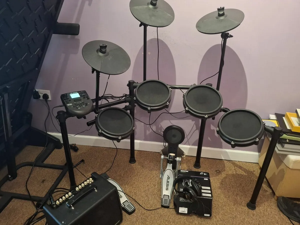 Electronic drum kit + Amplifier + headphones - Image 1