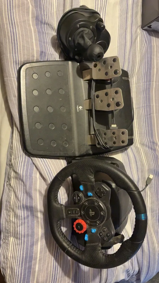G29 steering wheel and VR set for PlayStation 4 - Image 1