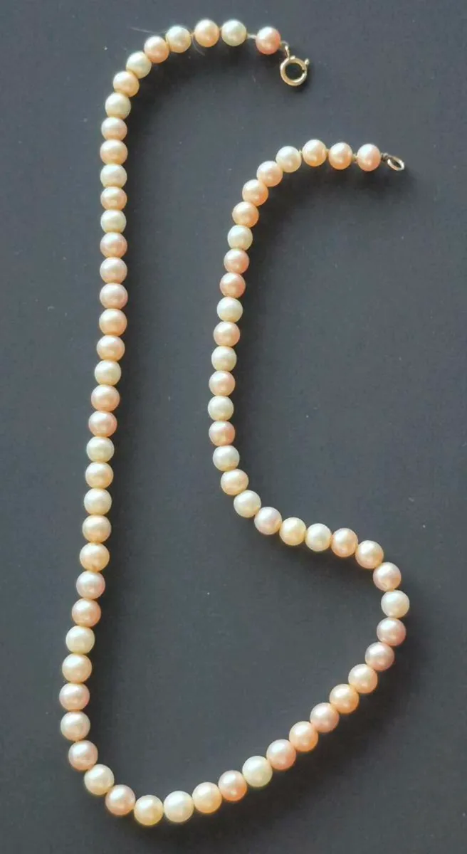 Freshwater Pearls (pink tones) 9ct Gold Clasp - Image 1