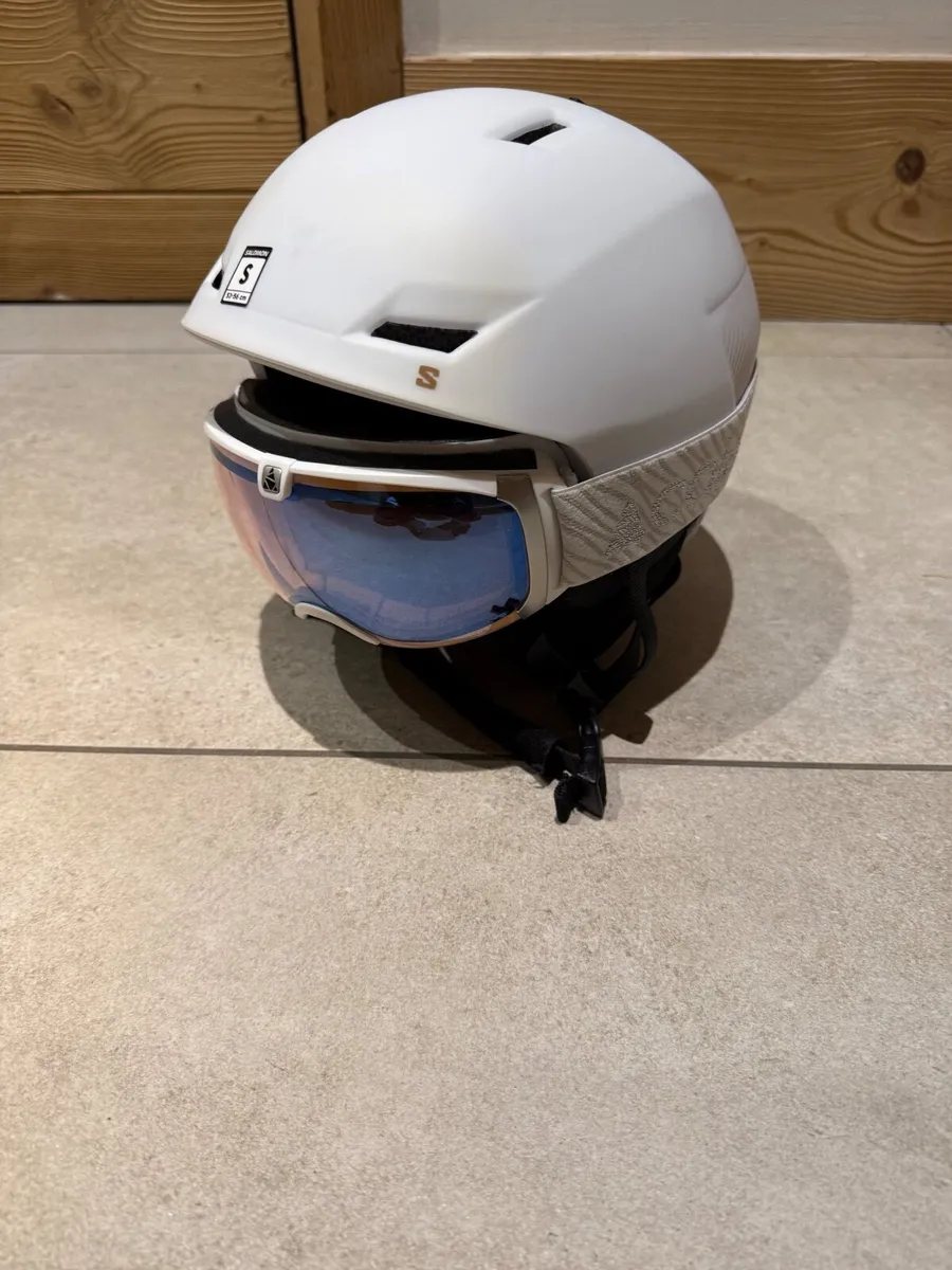 Ski helmet and ski goggles - Image 1