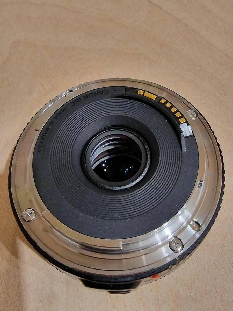 Canon EF 40mm f2.8 STM Lens Excellent Condition - Image 3