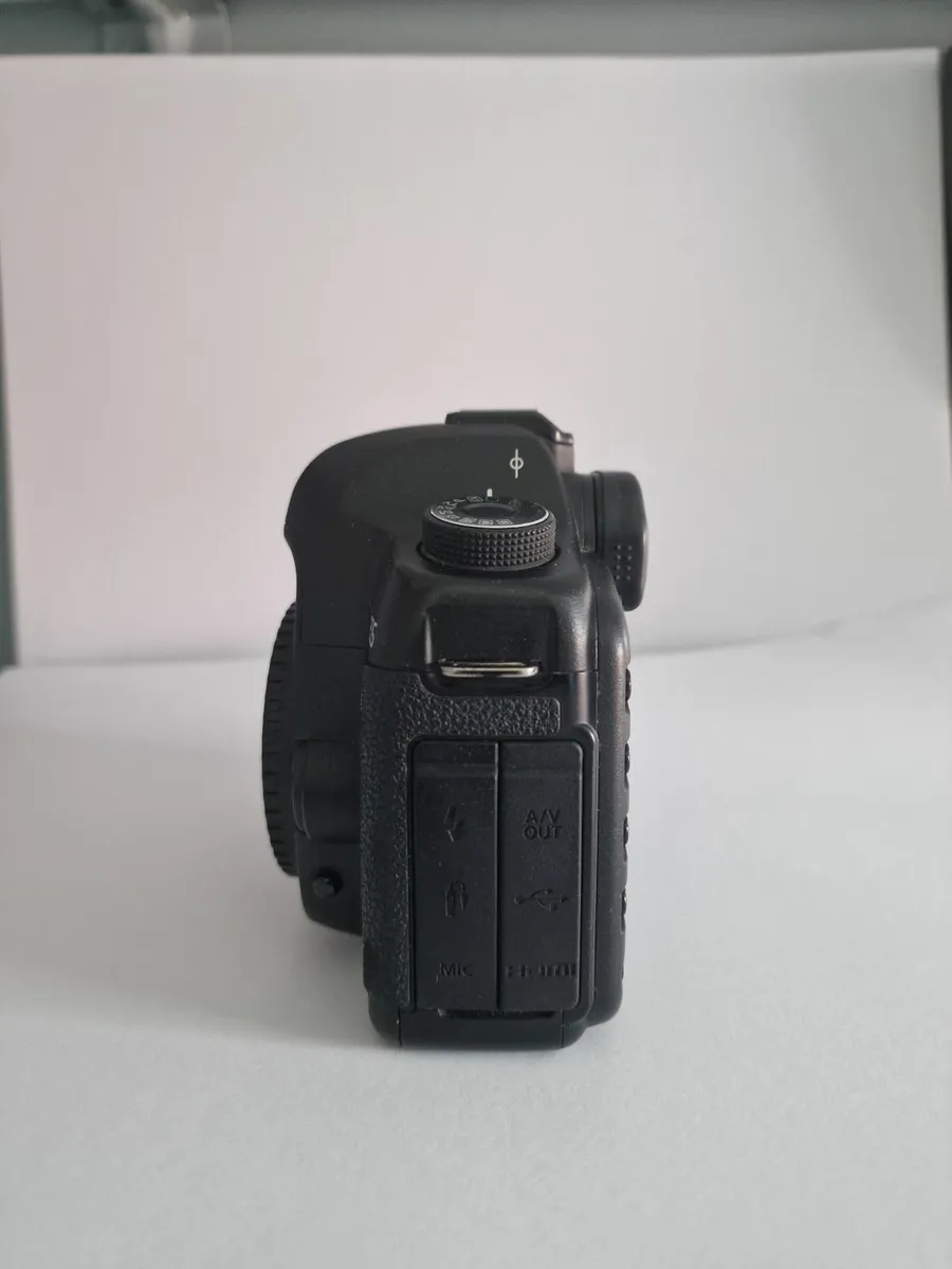 Canon 5D Mark II Full Frame DSLR 21MP + extras - Image 4