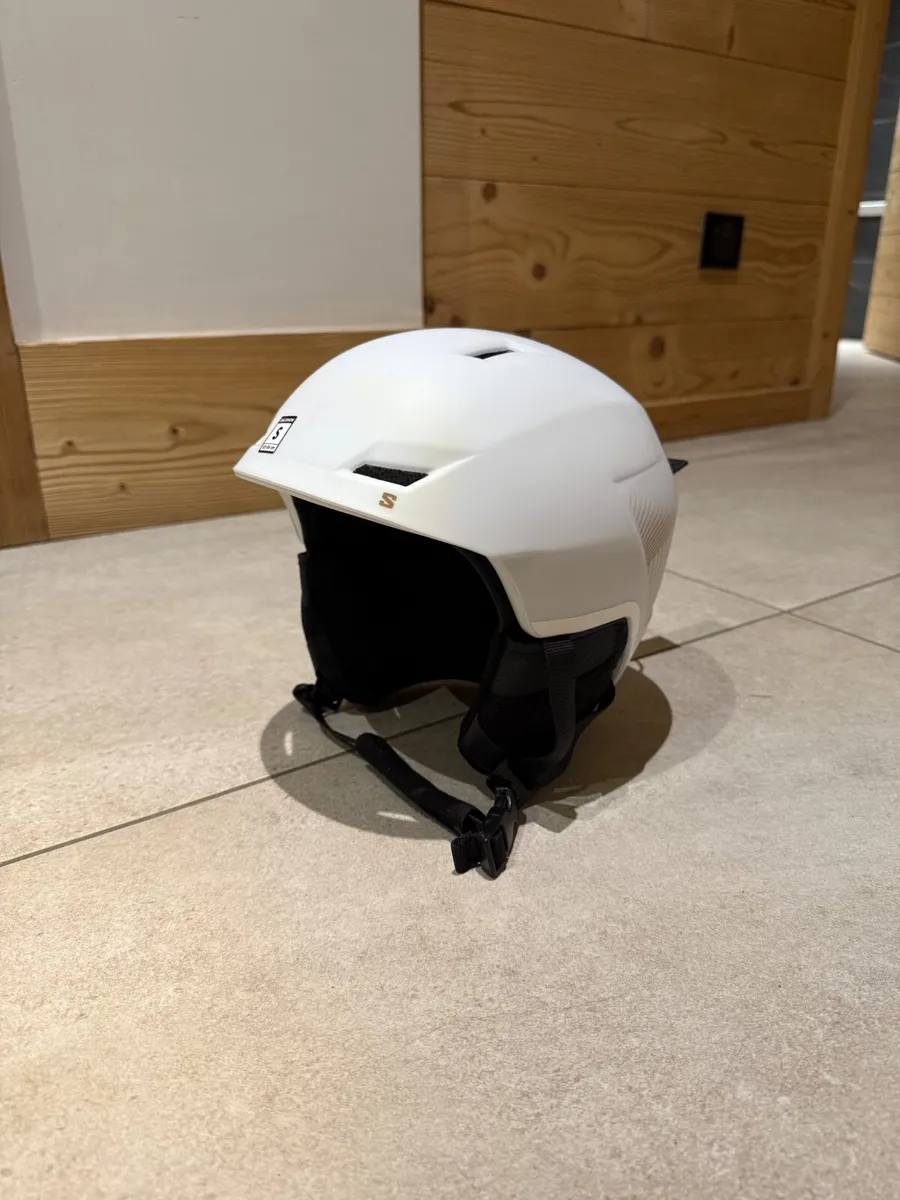 Ski helmet and ski goggles - Image 4