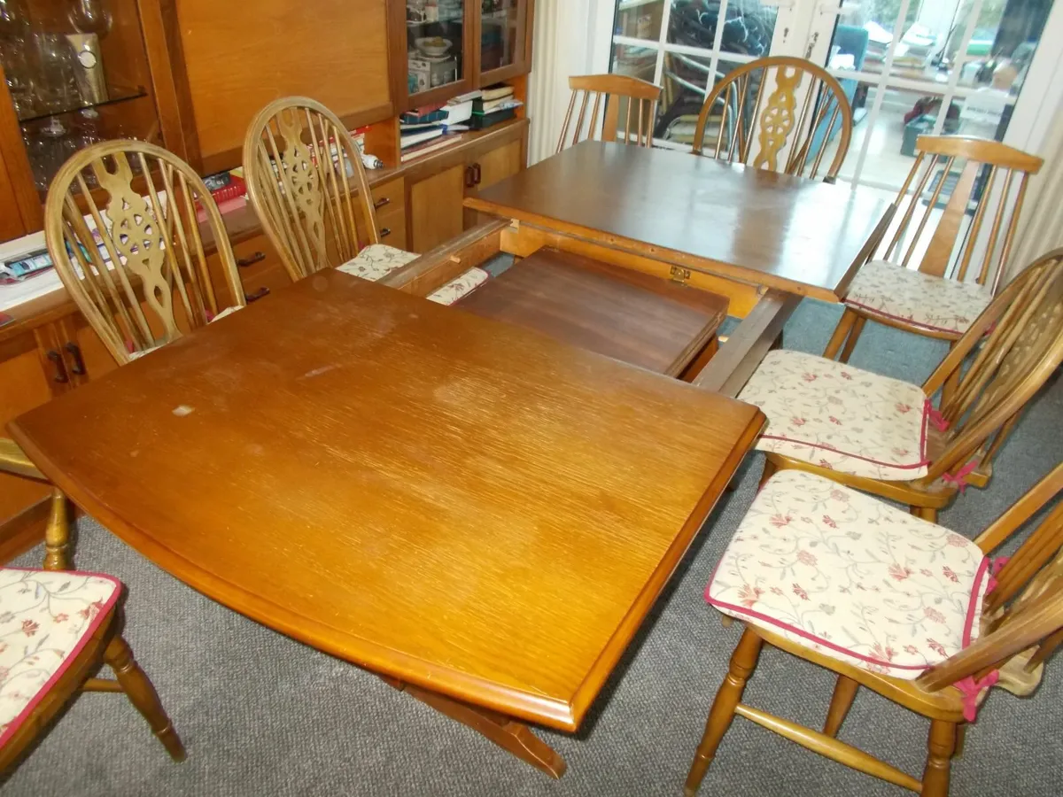 Dining Room Table & 8 Chairs in Sutton, Co. Dublin - Image 3