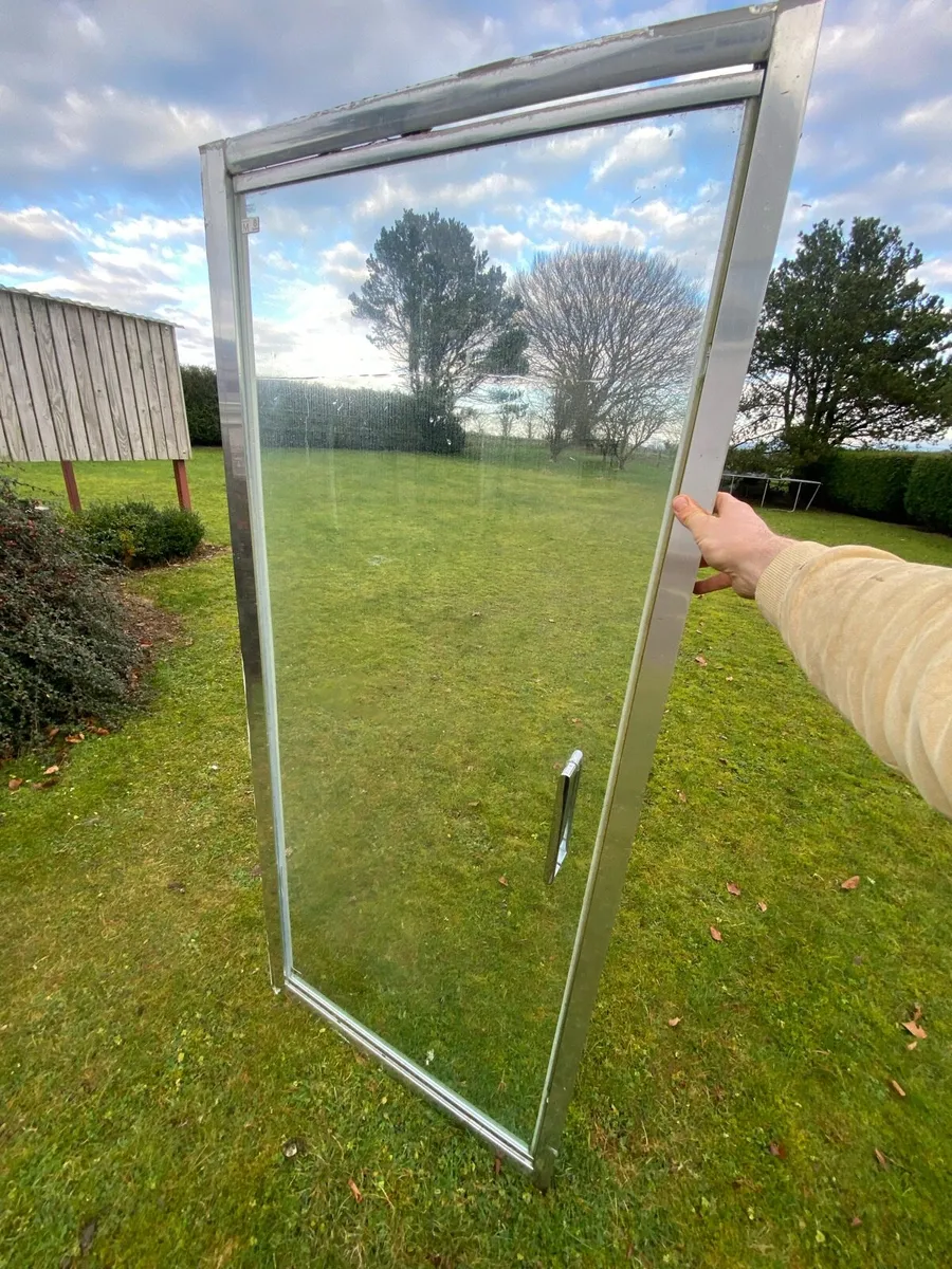 Merlyn Shower door and side panel 800x900 - Image 4