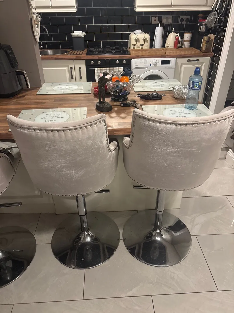 Dining table & chairs + Bar stools - Image 4