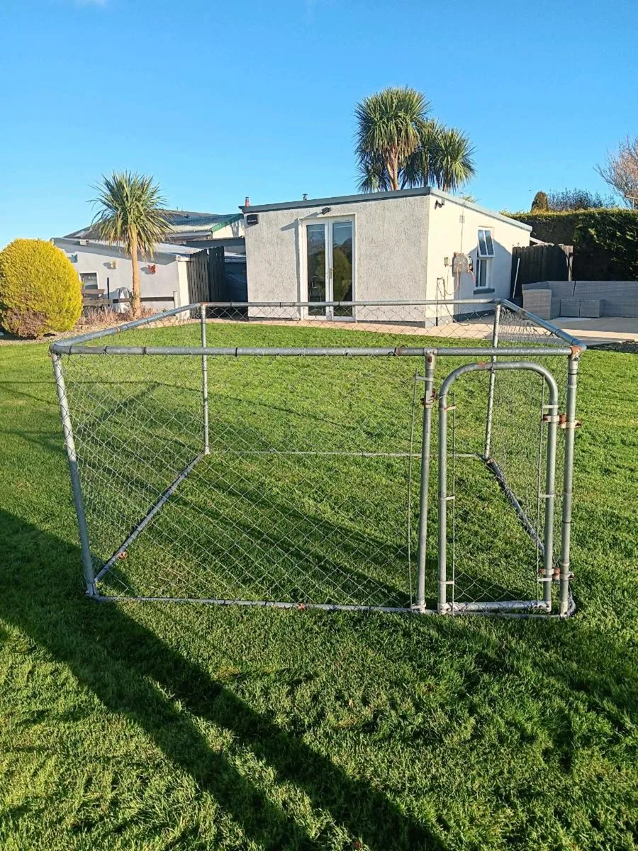 Dog pen - Image 1