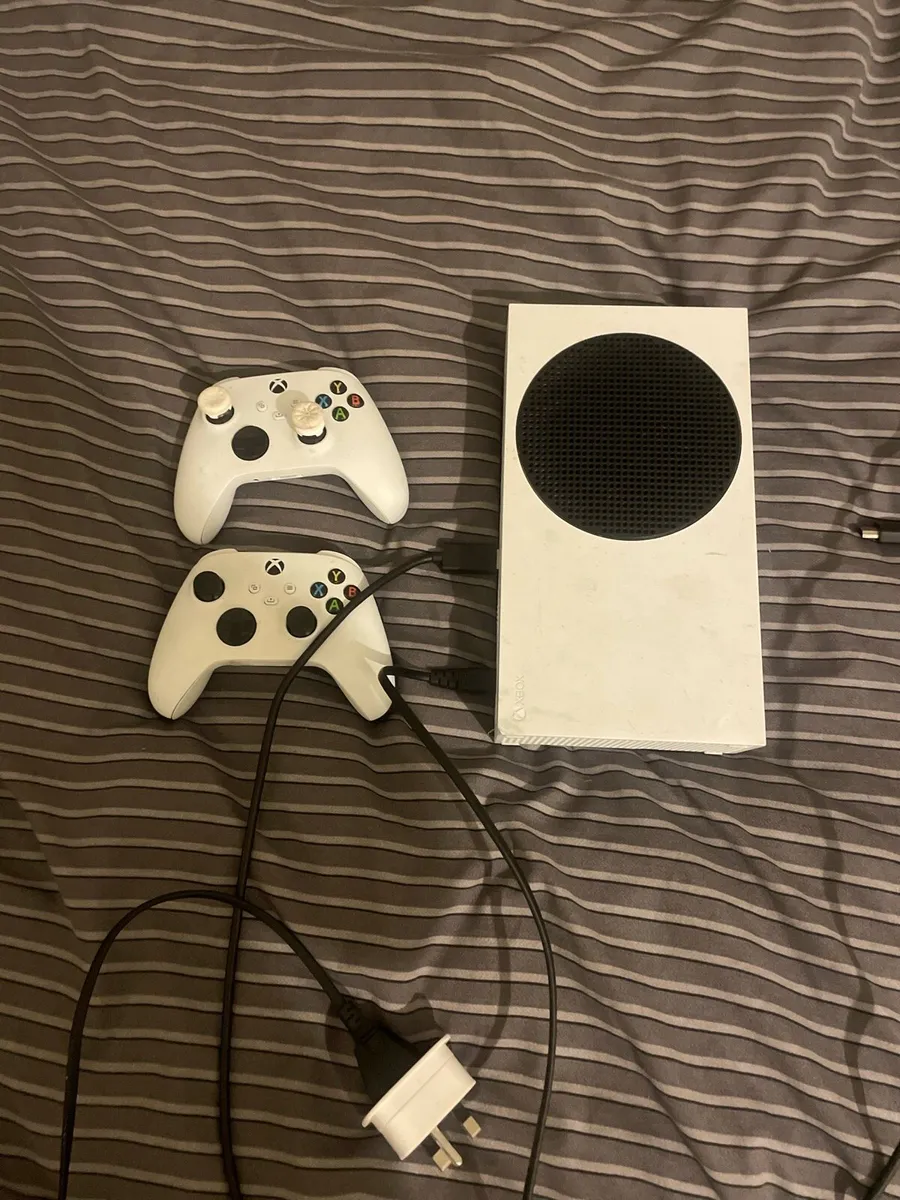 Xbox s + 2 controllers - Image 1