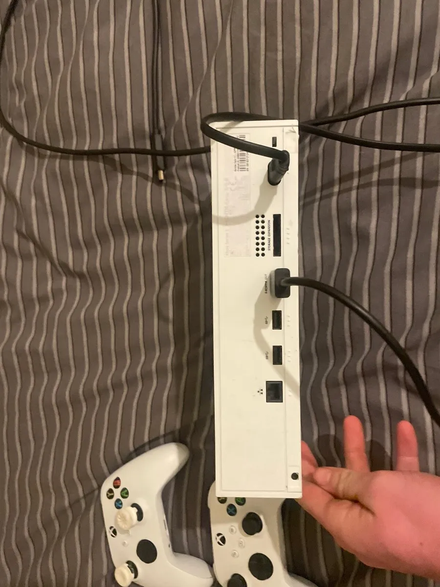 Xbox s + 2 controllers - Image 2