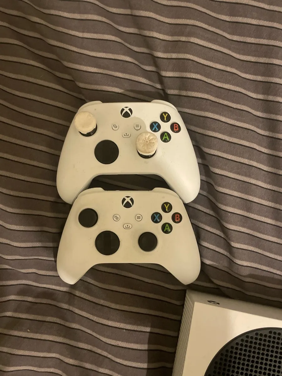 Xbox s + 2 controllers - Image 3