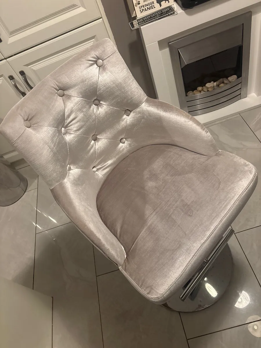 Dining table & chairs + Bar stools - Image 4