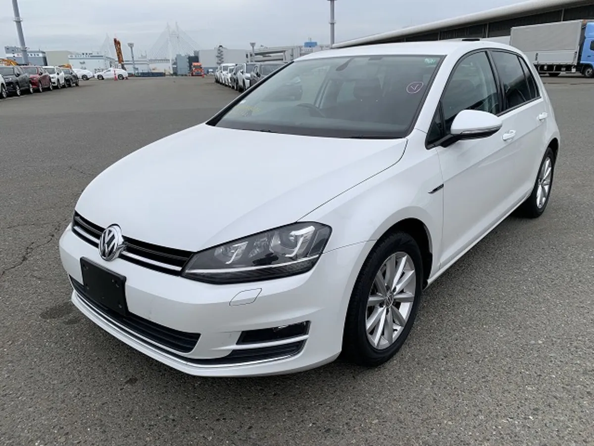 152 Volkswagen Golf 1.2 TSI Lounge - Image 1