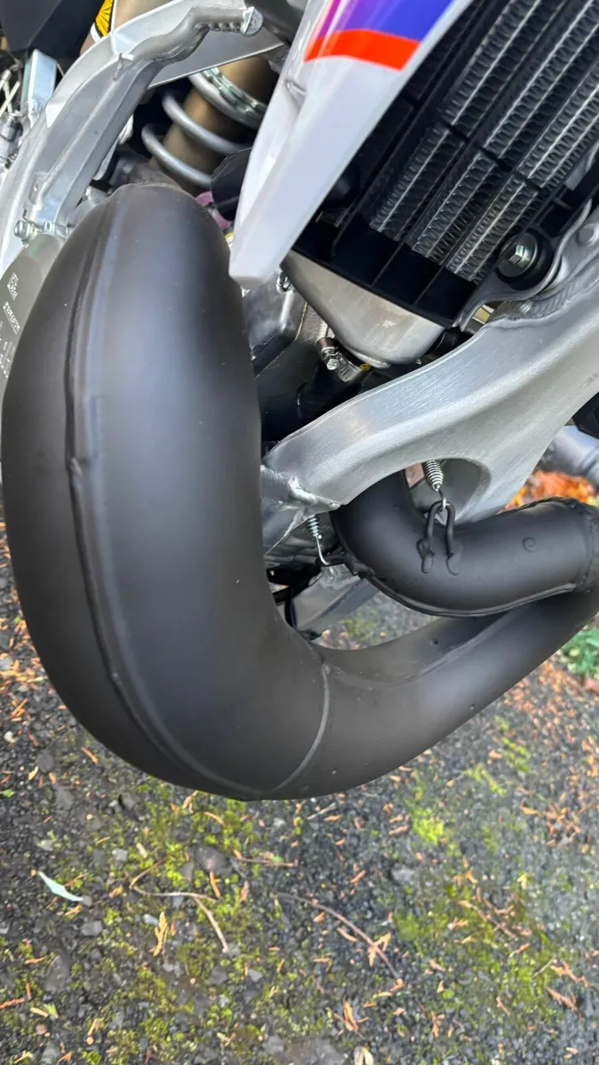 2024 YAMAHA YZ 250 2 STROKE 50TH ANNIVERSARY £7000 - Image 4