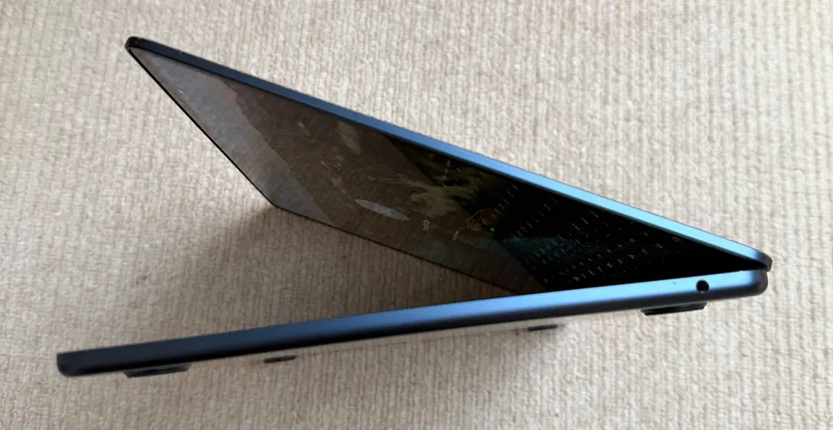 MacBook Air with M2 chip Midnight 2023 - Image 4