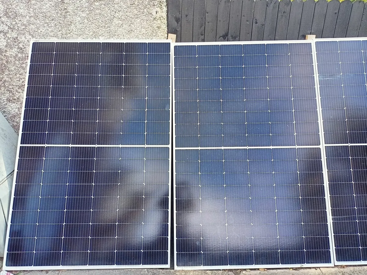 Solar panel kit for electric gates and CCTV - Image 1