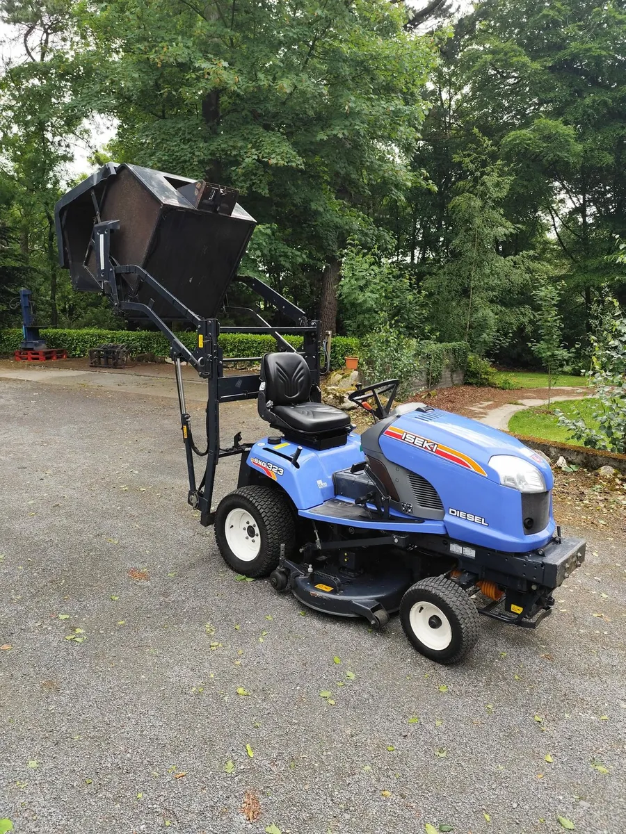 ISEKI SXG323 Lawnmower - Image 1