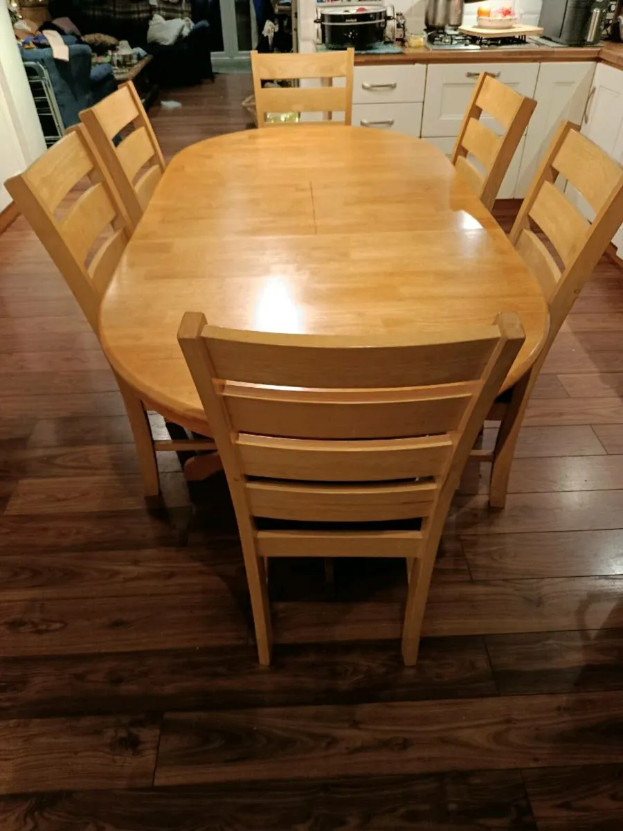 Table and chairs - Image 1