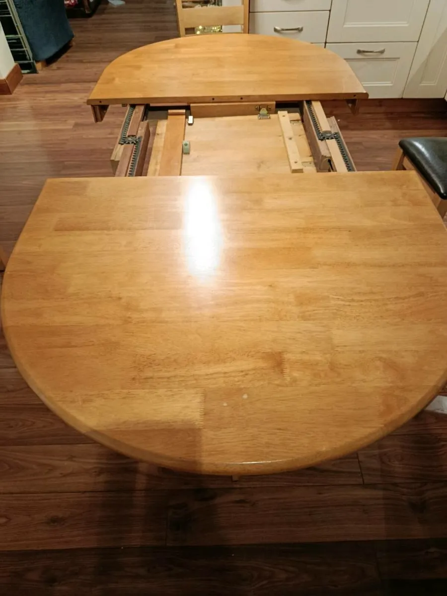 Table and chairs - Image 3