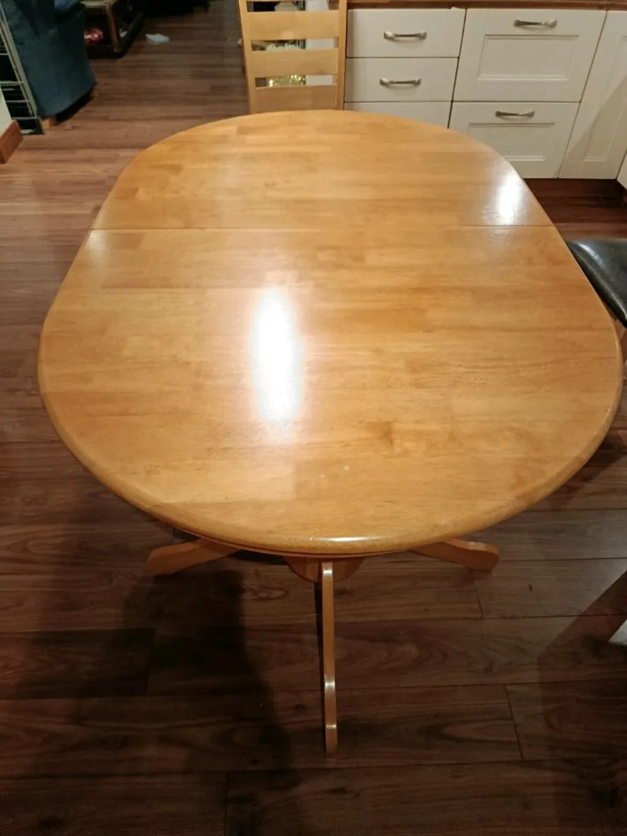 Table and chairs - Image 4