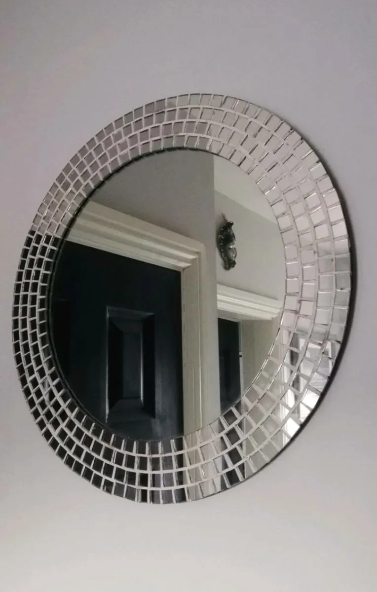 Round mosiac wall mirror with a mirrored border - Image 2