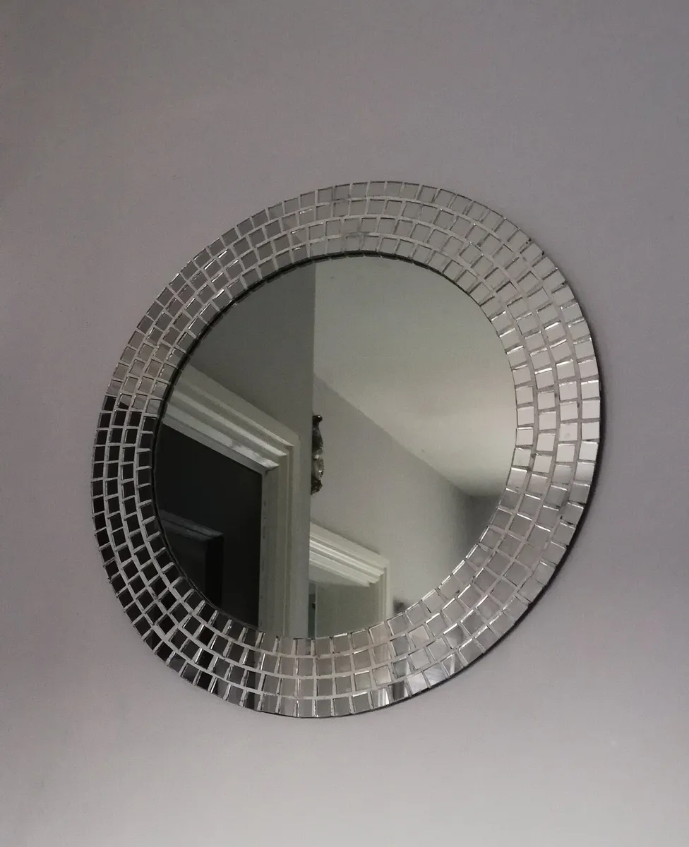 Round mosiac wall mirror with a mirrored border - Image 3