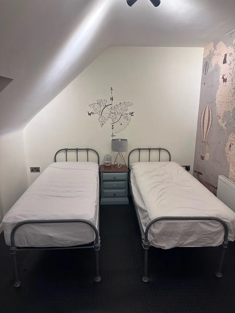 2 Cast iron beds with mattresses - Image 1