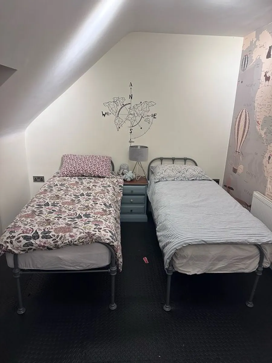 2 Cast iron beds with mattresses - Image 2
