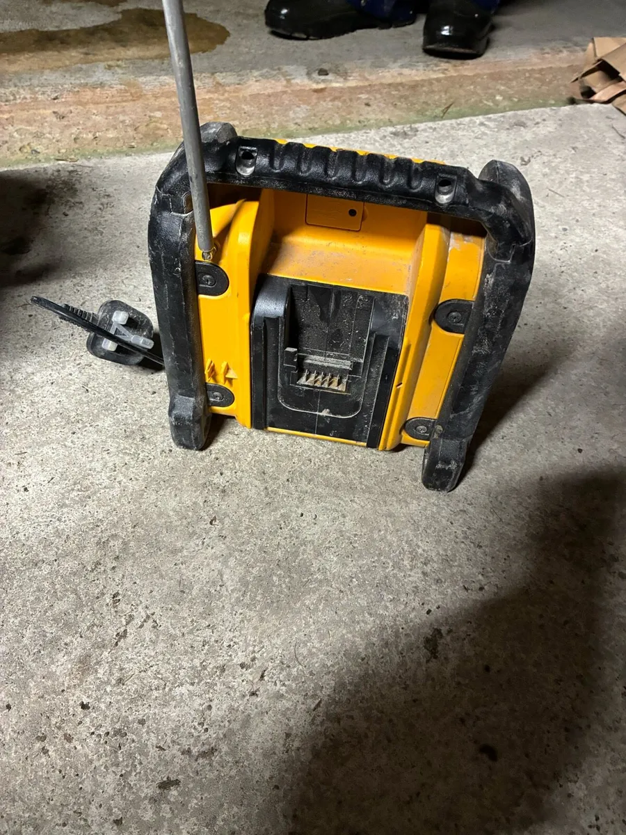 Leaf blower  Dewalt radio - Image 3