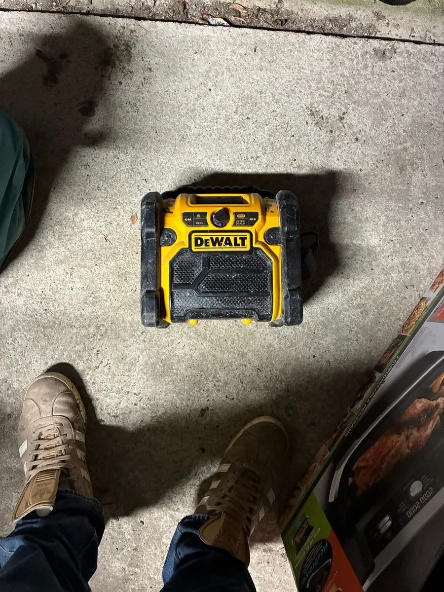 Leaf blower  Dewalt radio - Image 4