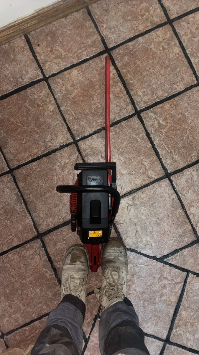 Jonsered chainsaw in mint condition - Image 2