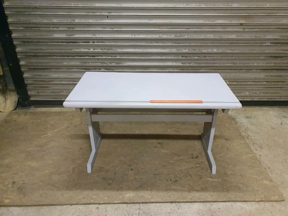 Small adjustable desk - Image 2