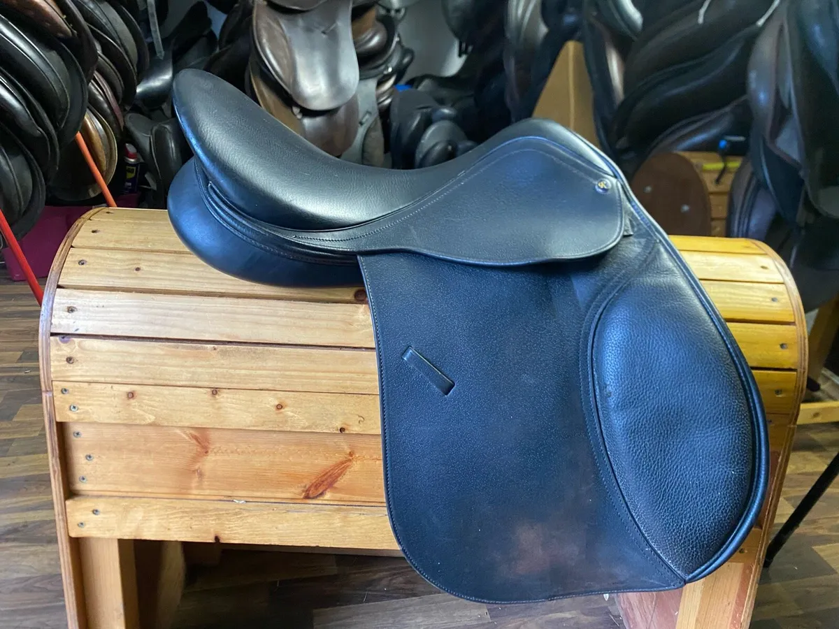 17” WIDE black Leather saddle - Image 1