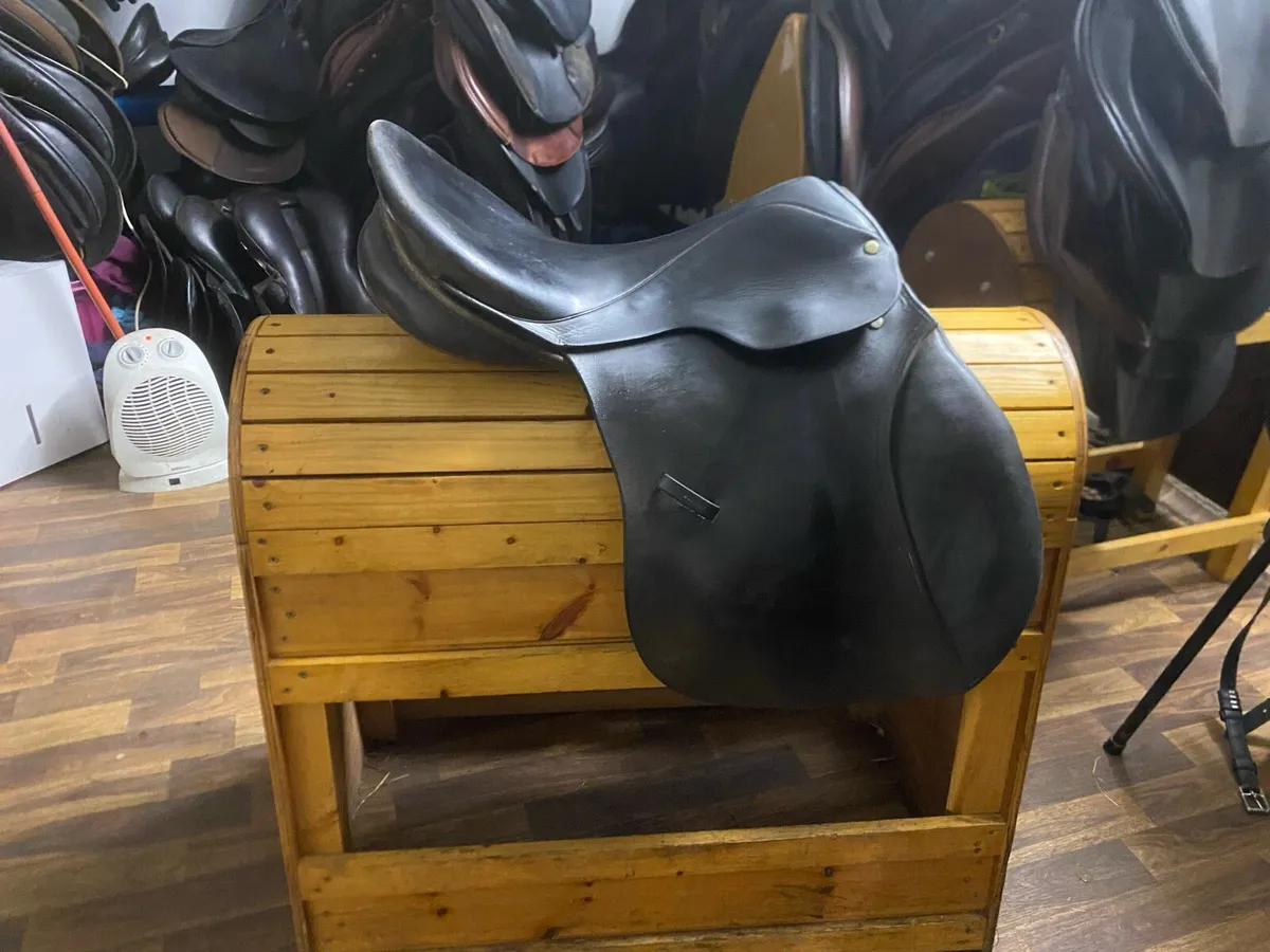 18 “ Berney brothers black Leather saddle - Image 1