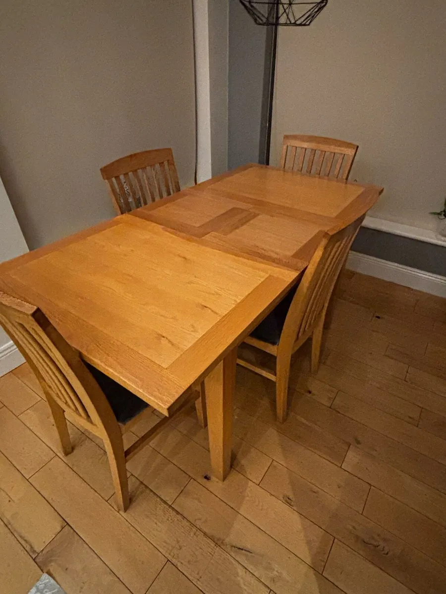 Extendable Table & 4 chairs - Image 2