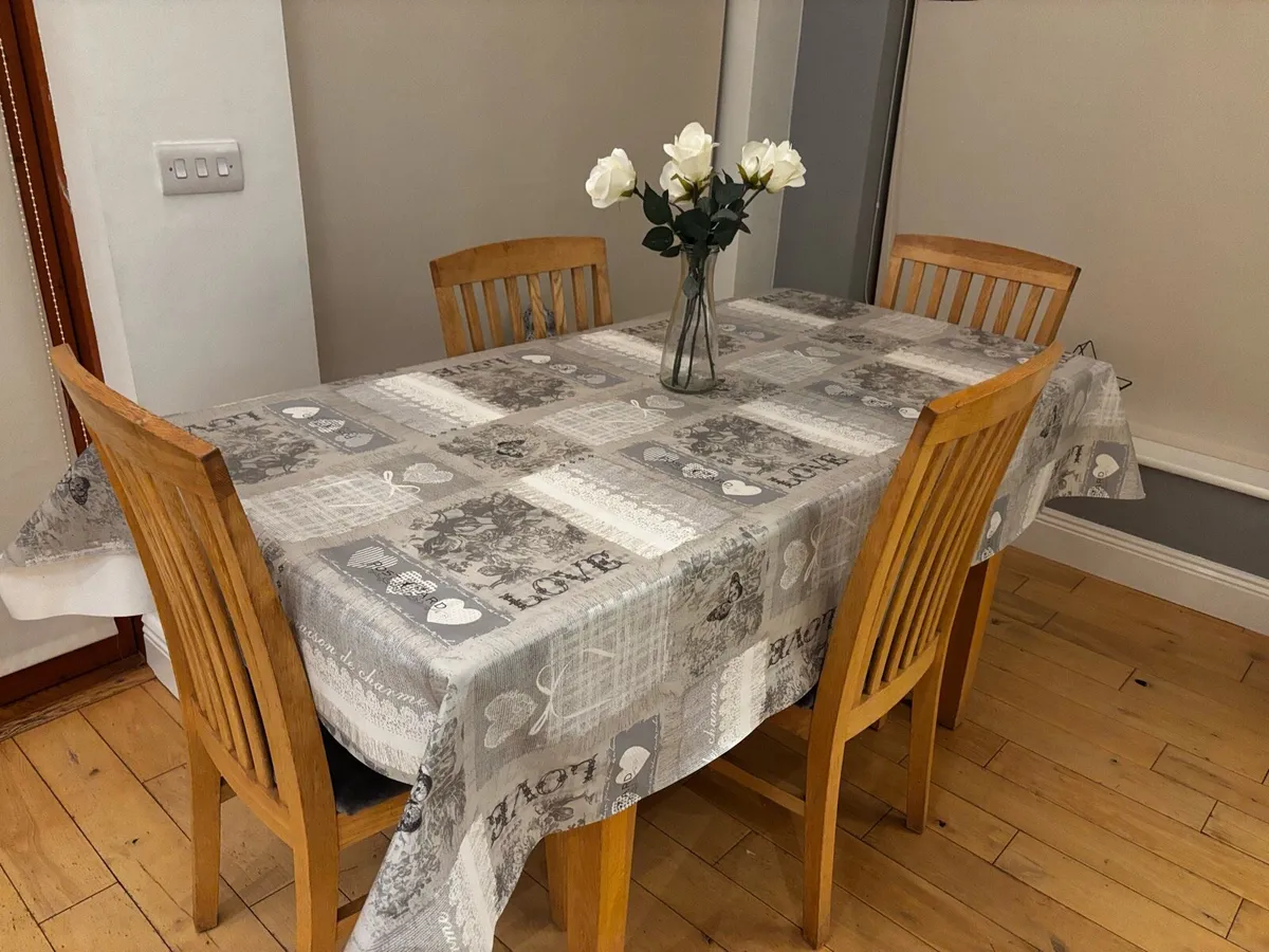 Extendable Table & 4 chairs - Image 1