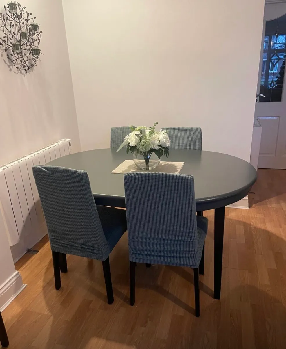 Kitchen table and chairs - Image 1