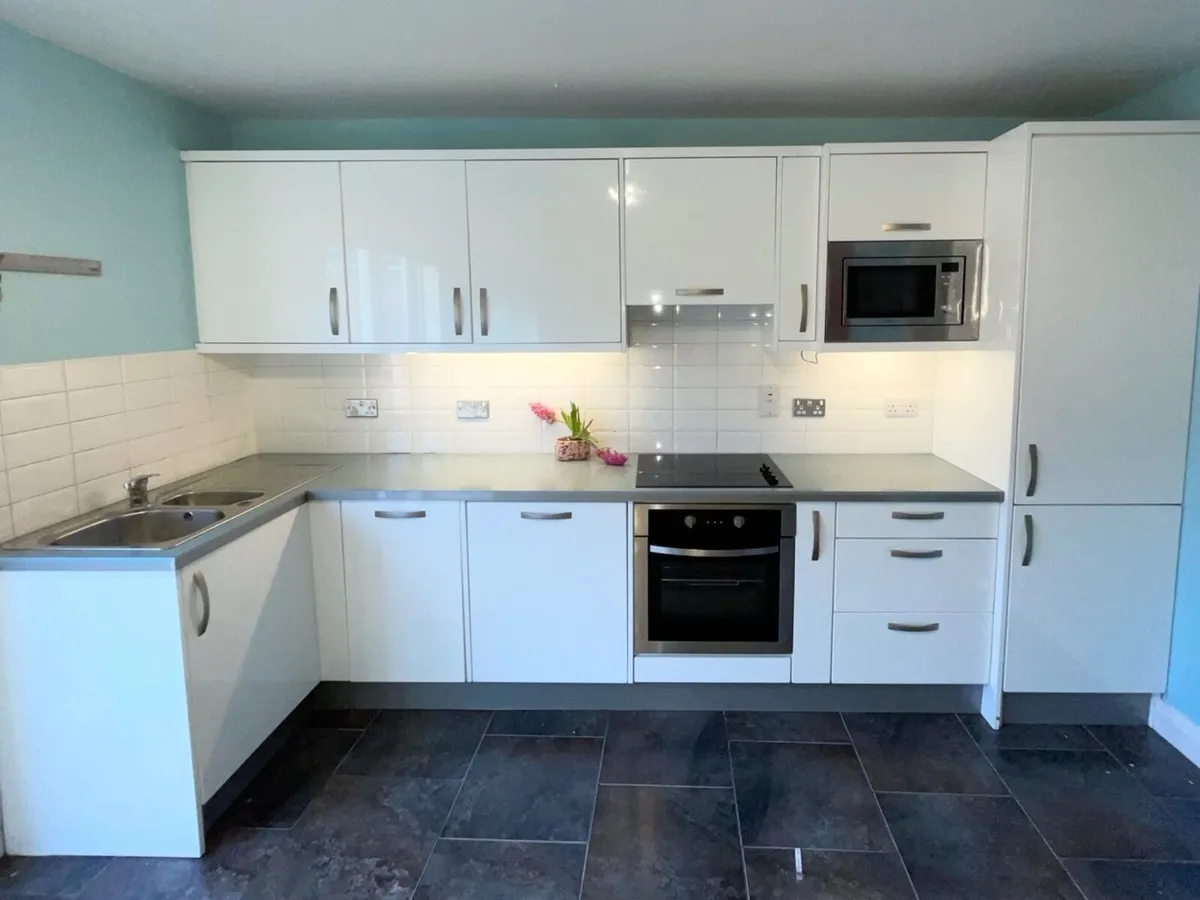 Fitted Kitchen + Integrated appliances - Image 1